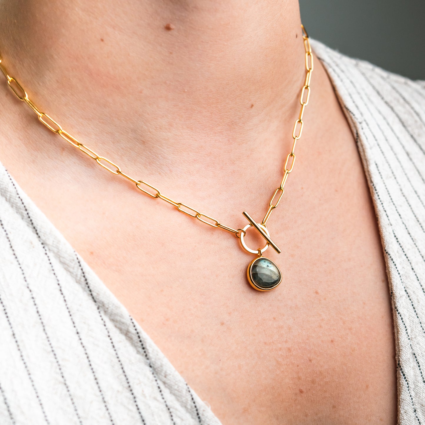 Collar timón piedra bañado en oro