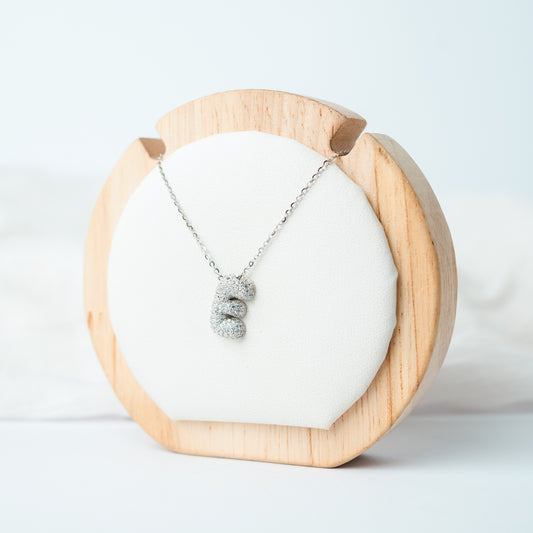 Collar letra E