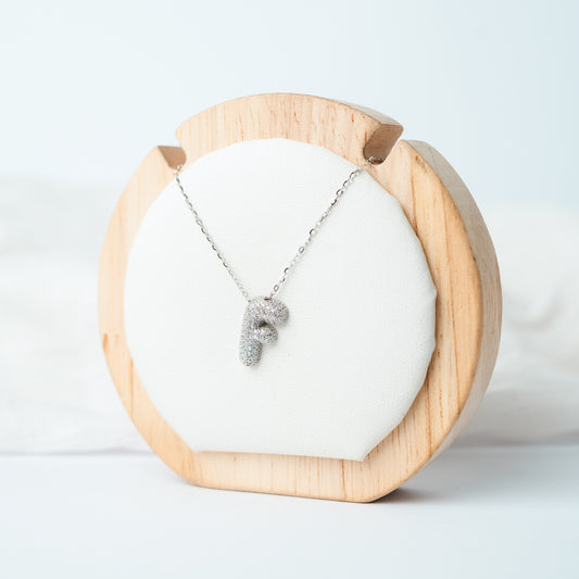 Collar letra F