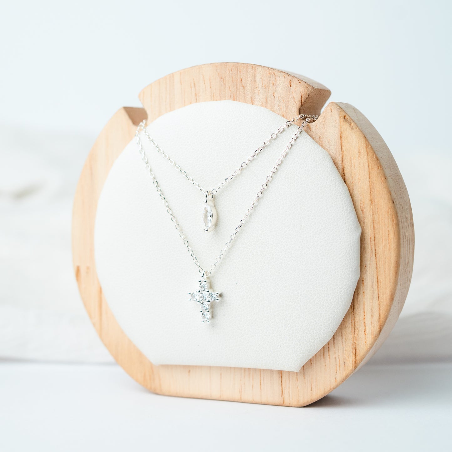 Collar doble de cruz y circón