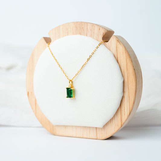 Collar punto de luz verde bañado en oro