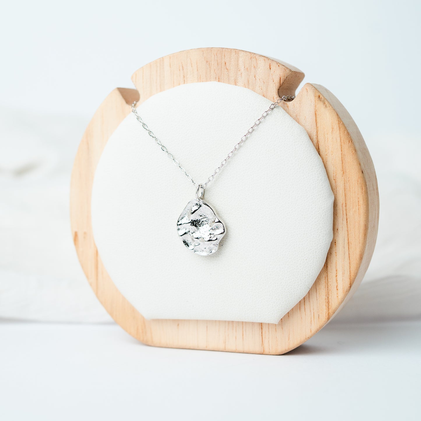 Collar martillado orgánico