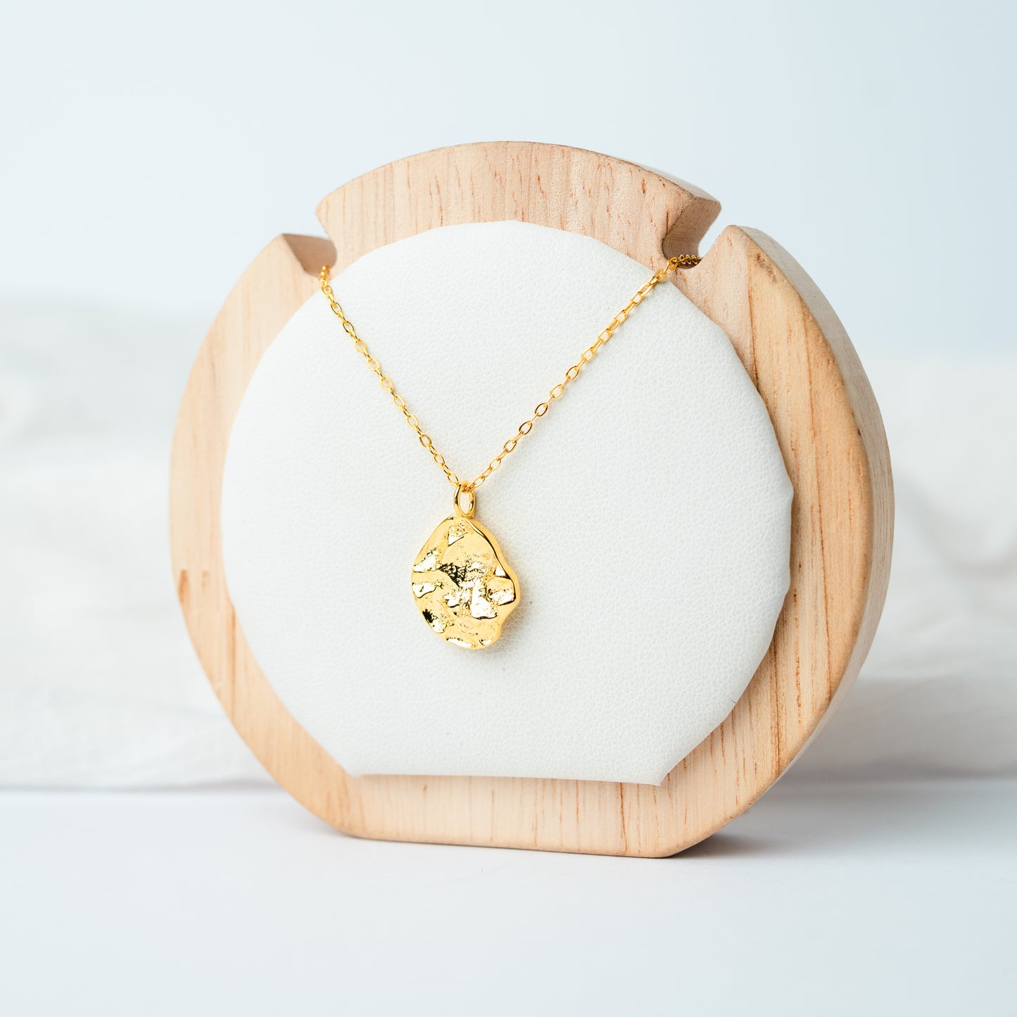 Collar martillado orgánico bañado en oro