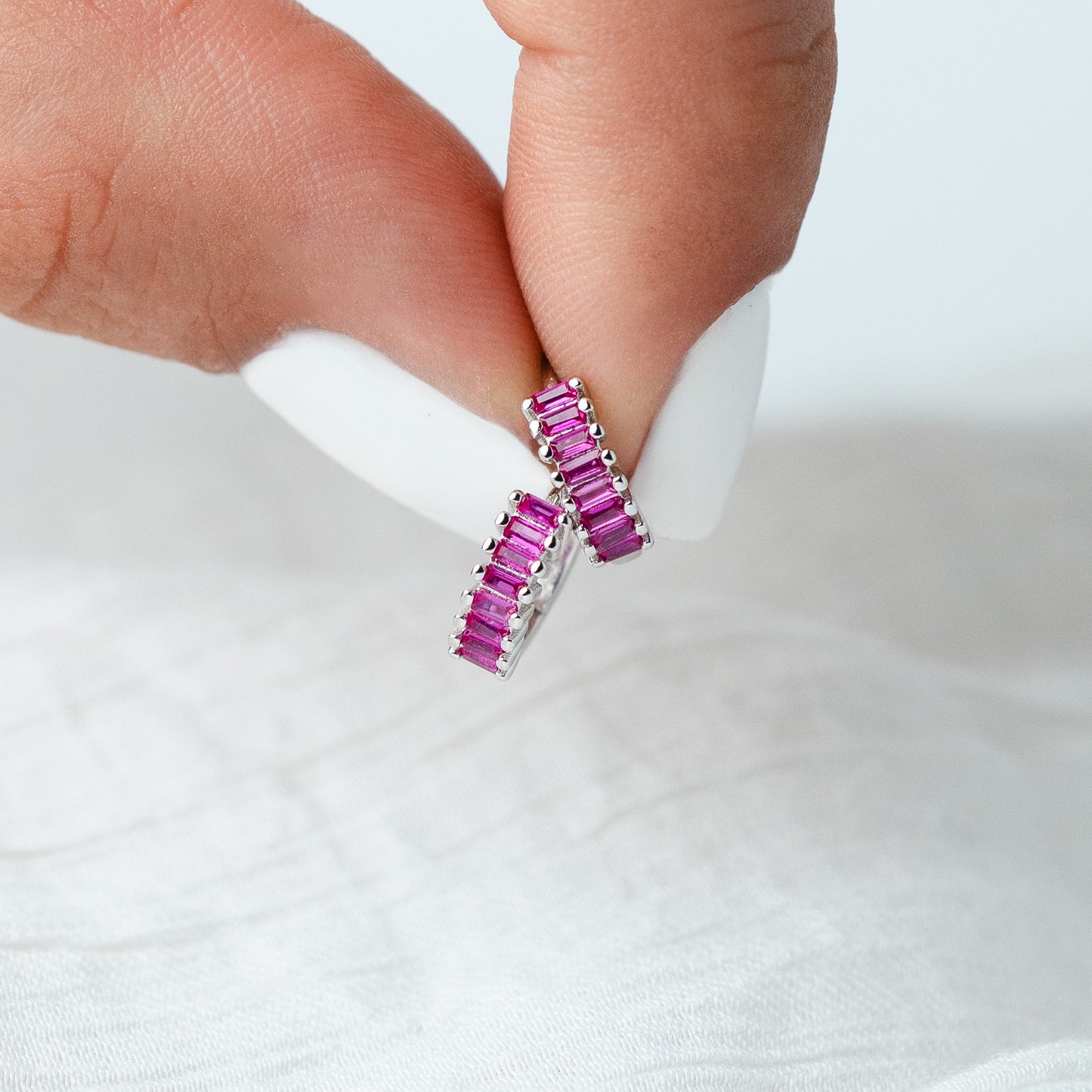 Aros argolla huggie circones glam fucsia