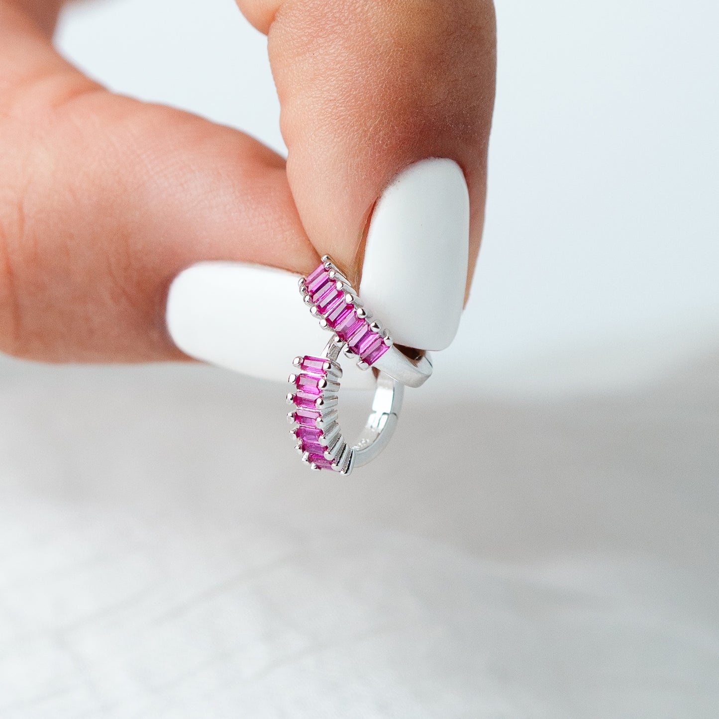 Aros argolla huggie circones glam fucsia