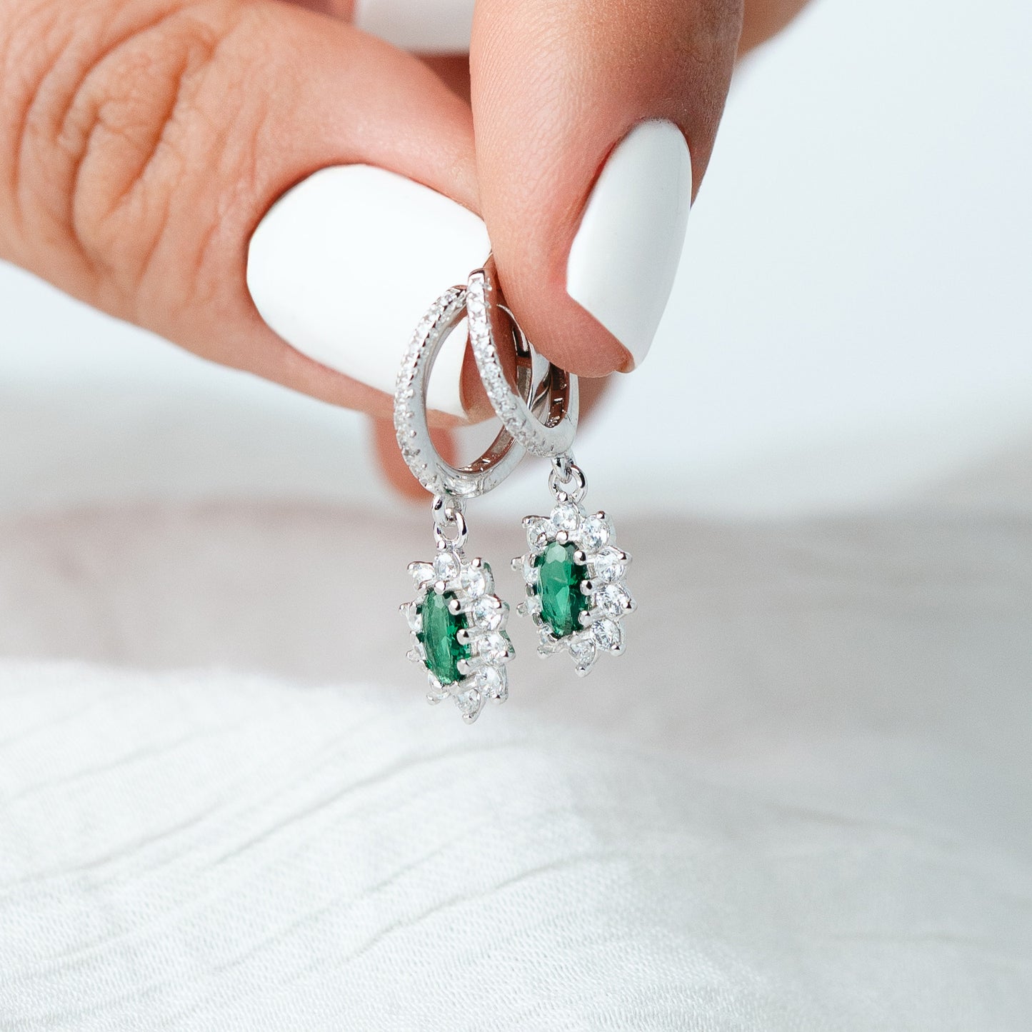 Aros argolla huggie esmeralda imperial