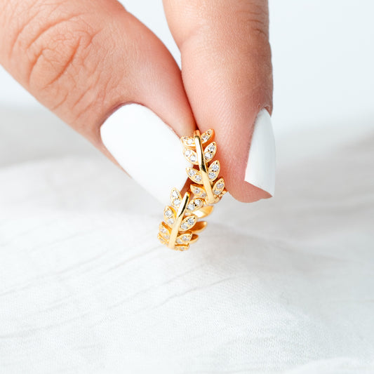 Aros argolla huggie espiga bañado en oro