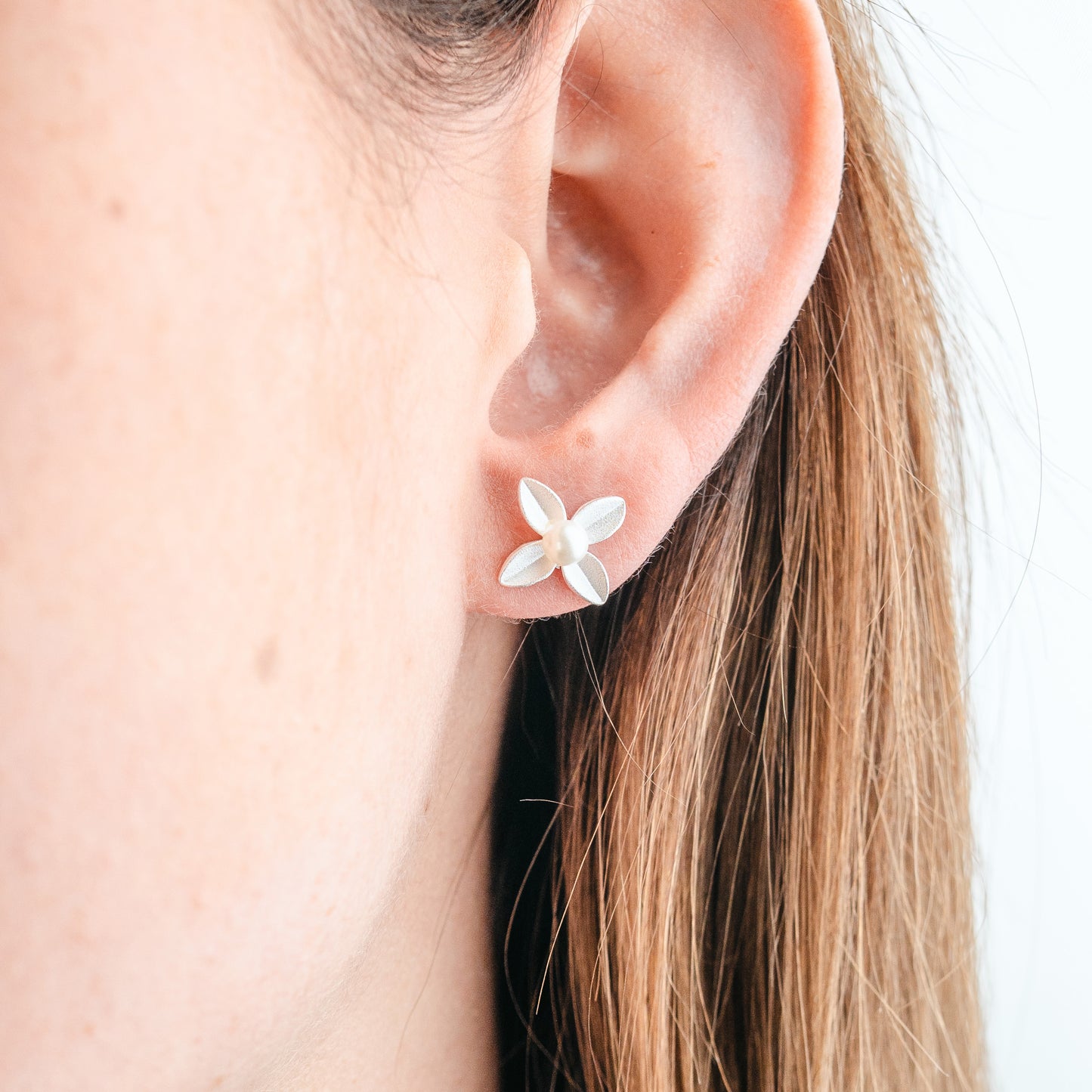 Aros pegados flor y perla