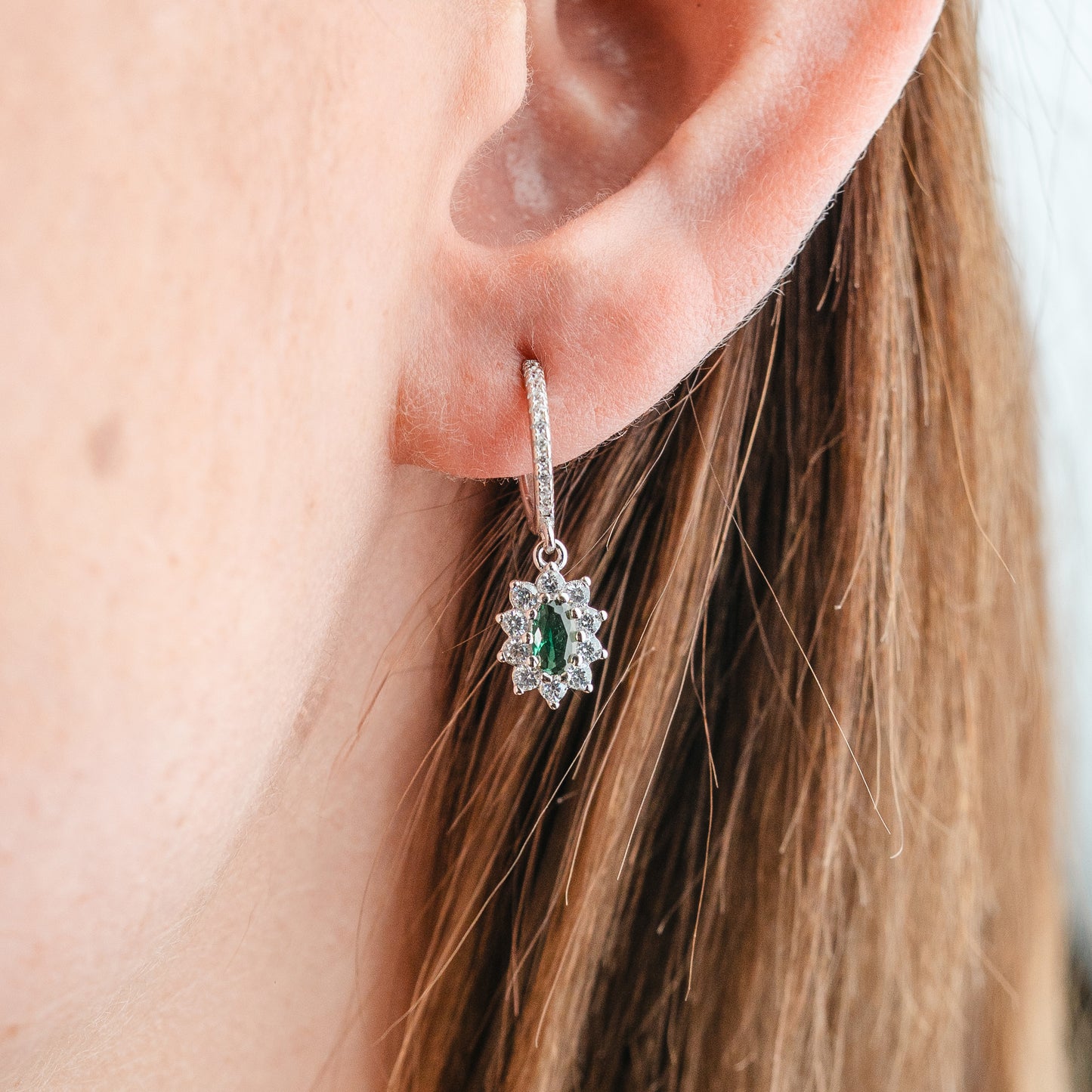 Aros argolla huggie esmeralda imperial