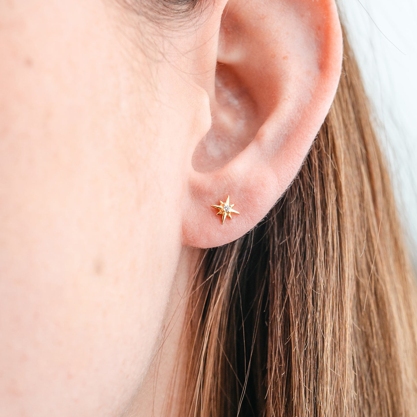 Aros pegados mini star cierre pelotita bañado en oro