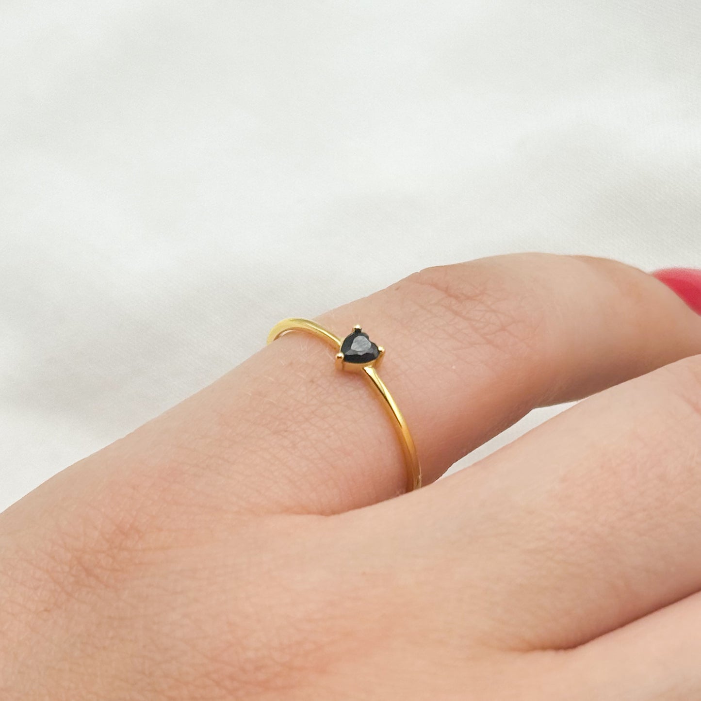 Anillo ajustable corazón circón negro bañado en oro