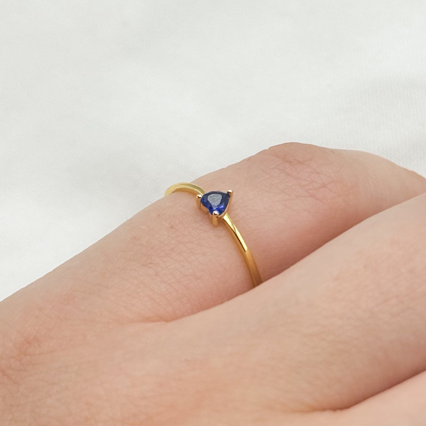 Anillo ajustable corazón circón azul bañado en oro