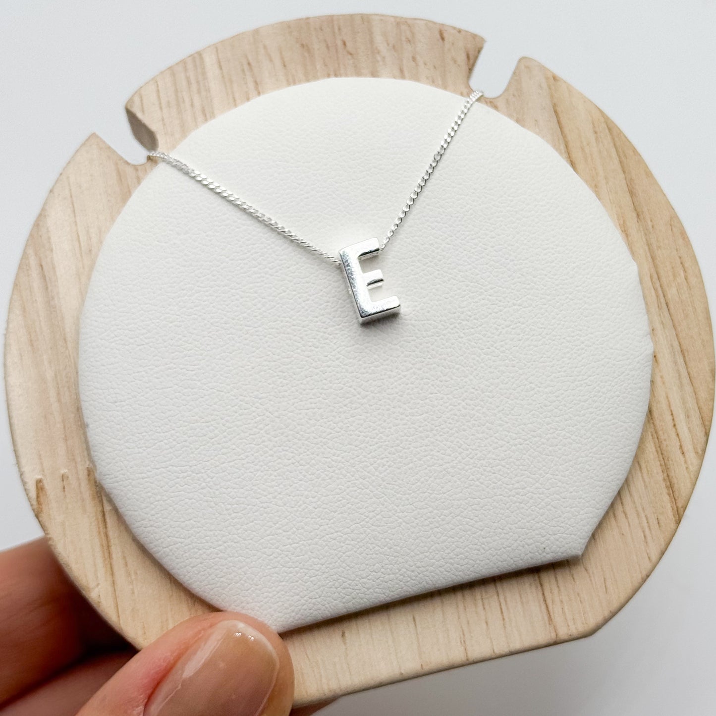 Collar letra E