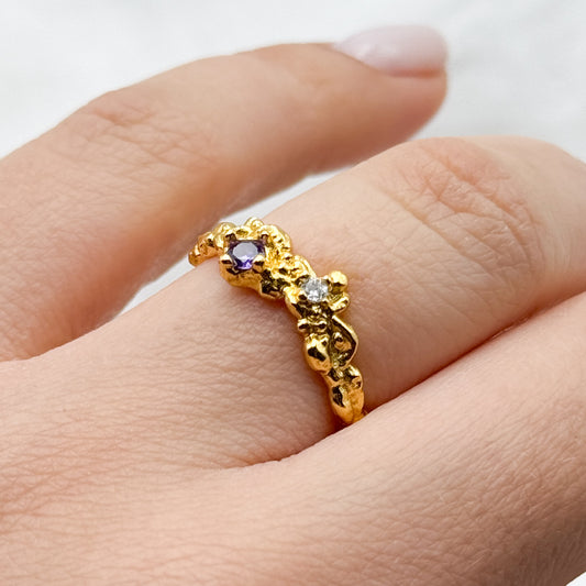 Anillo ajustable martillado circón morado bañado en oro