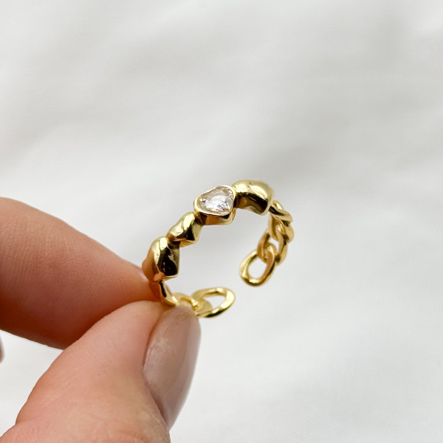 Anillo ajustable eslabones corazón circón bañado en oro