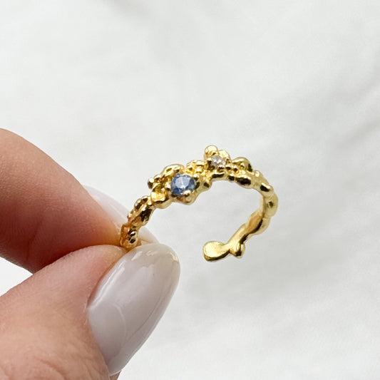 Anillo ajustable martillado circón azul bañado en oro