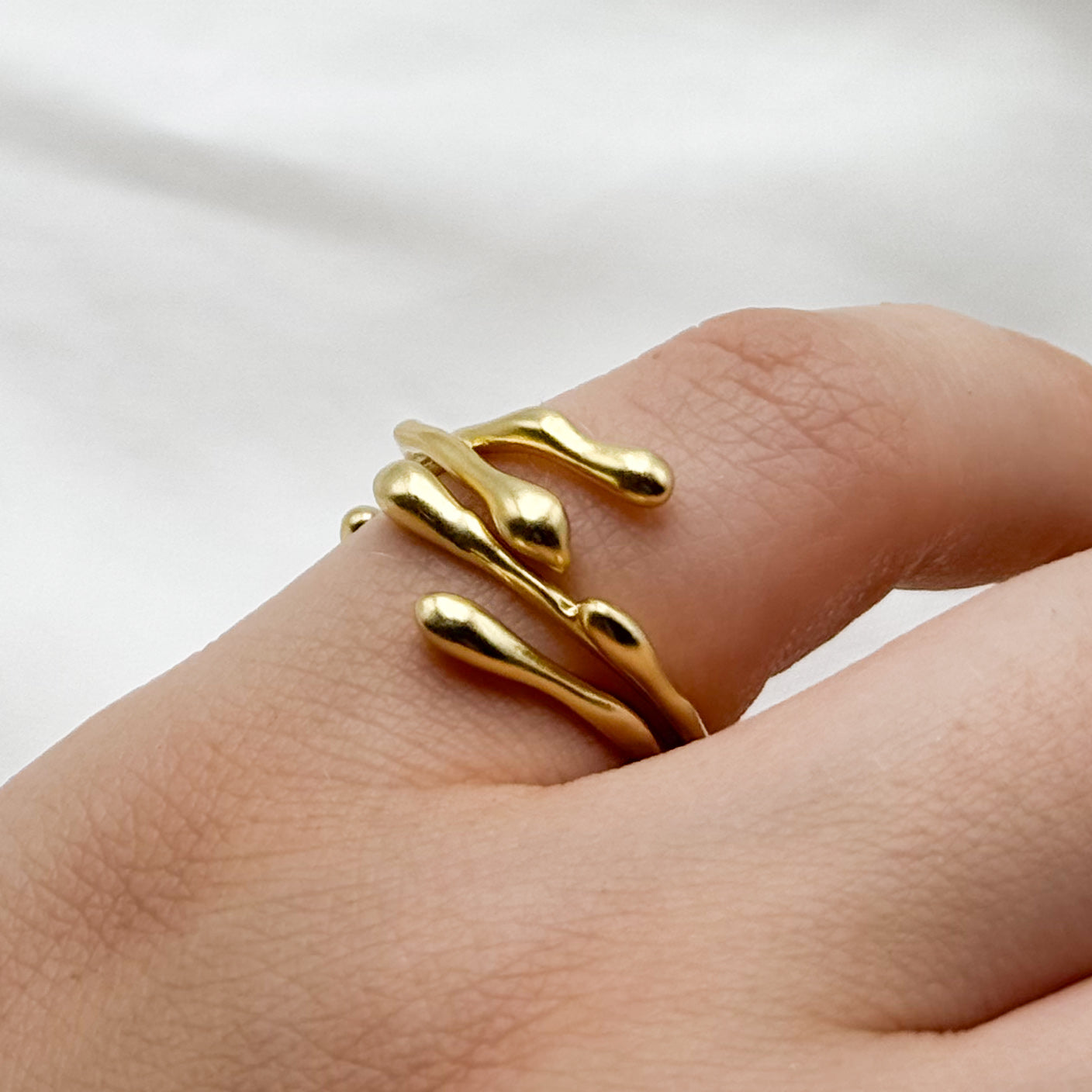 Anillo ajustable diseño cruzado bañado en oro