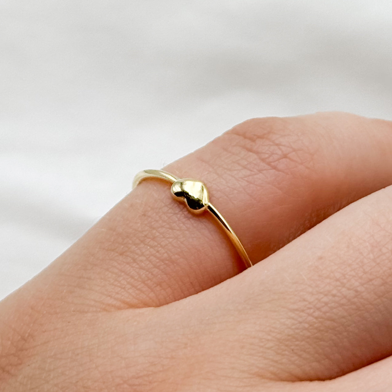 Anillo ajustable corazón pequeño bañado en oro