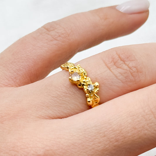 Anillo ajustable martillado circón champaña bañado en oro