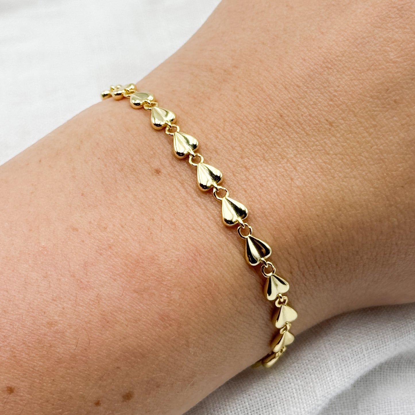 Pulsera corazones bañado en oro