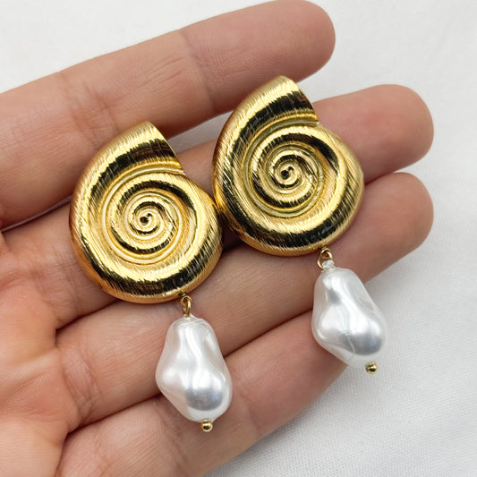 Aros colgante concha espiral y perla bañado en oro