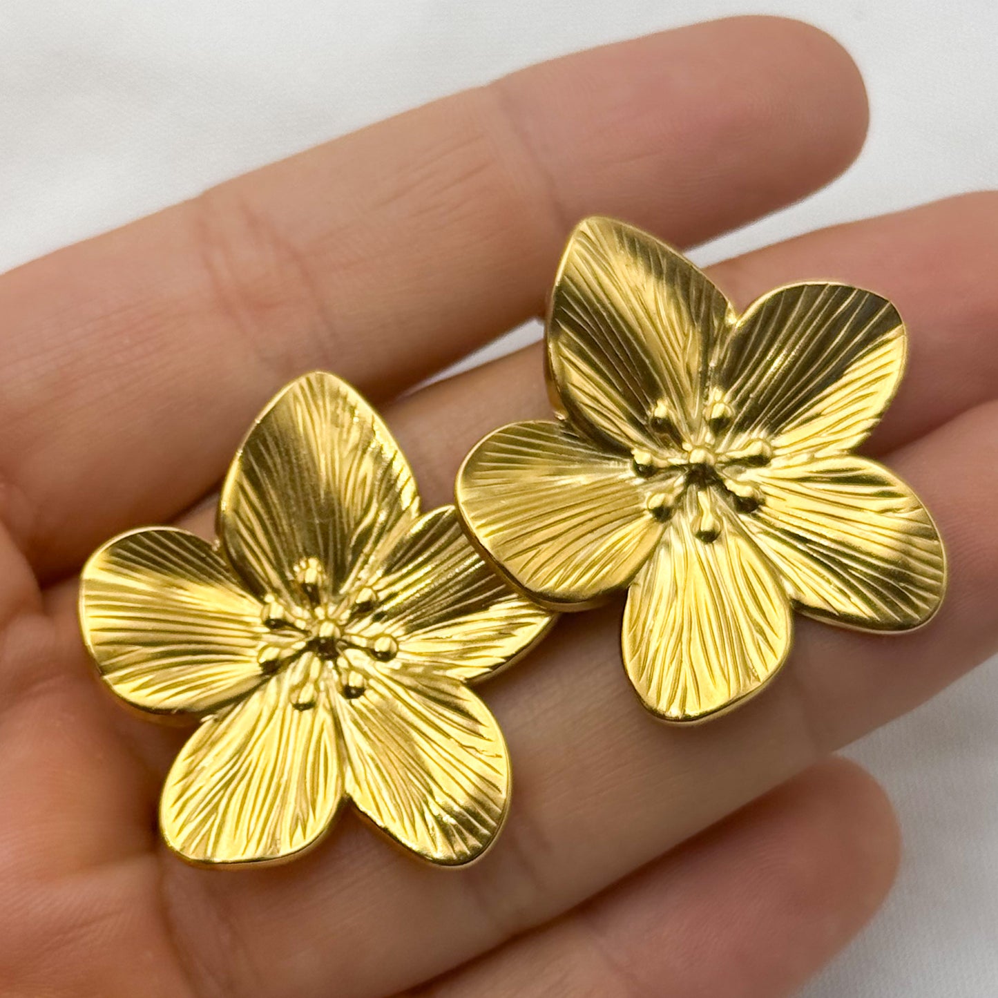 Aros pegados de flor bañado en oro