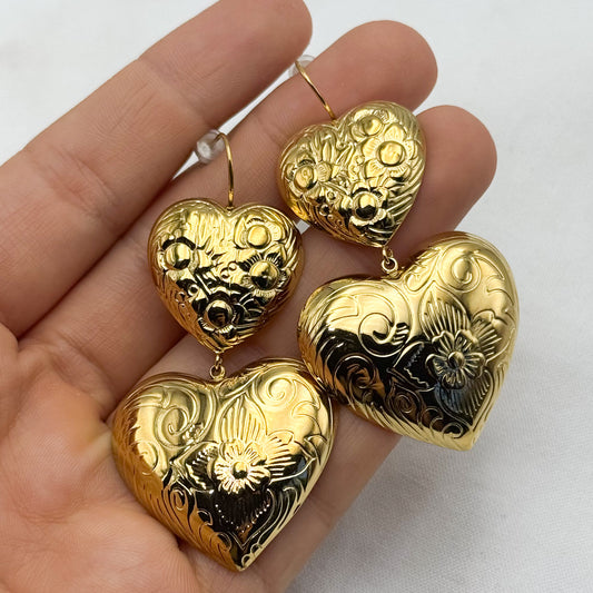 Aros colgantes dos corazones bañado en oro