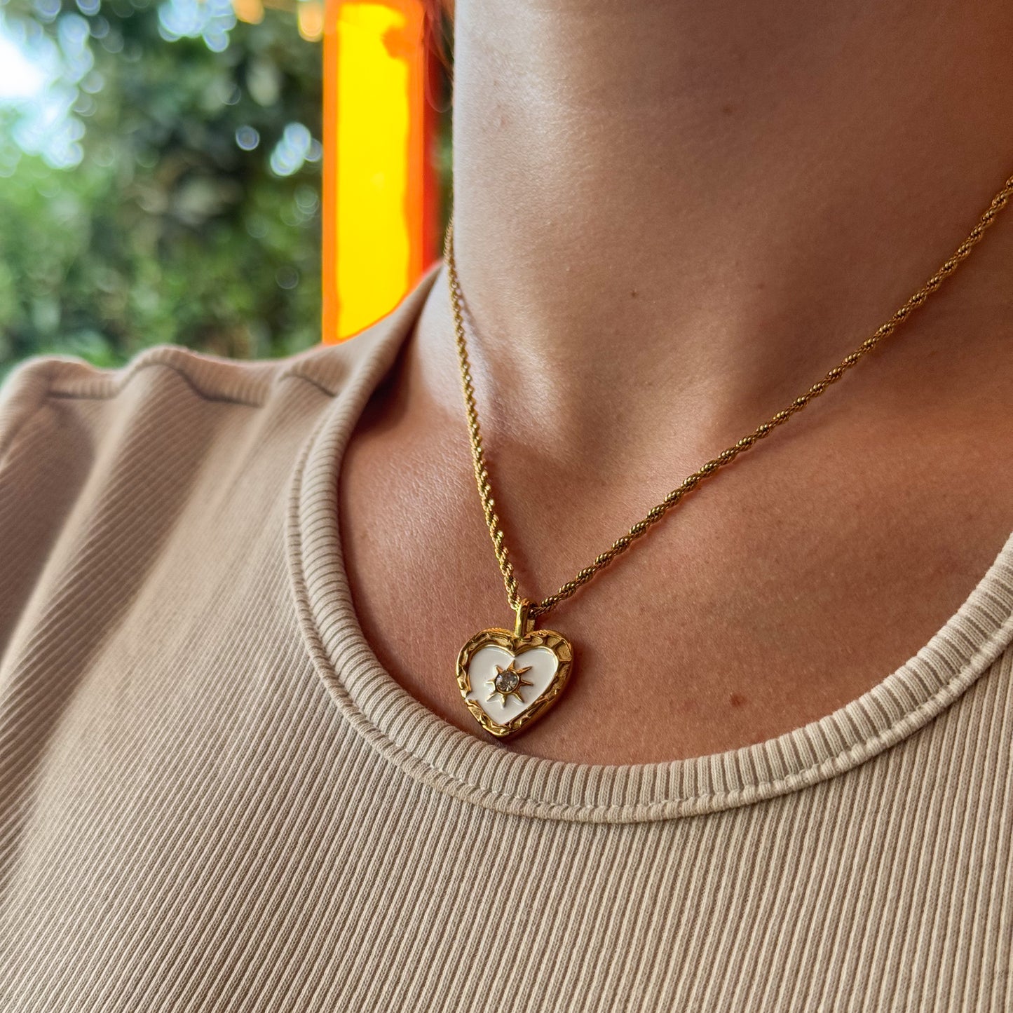 Collar de corazón blanco