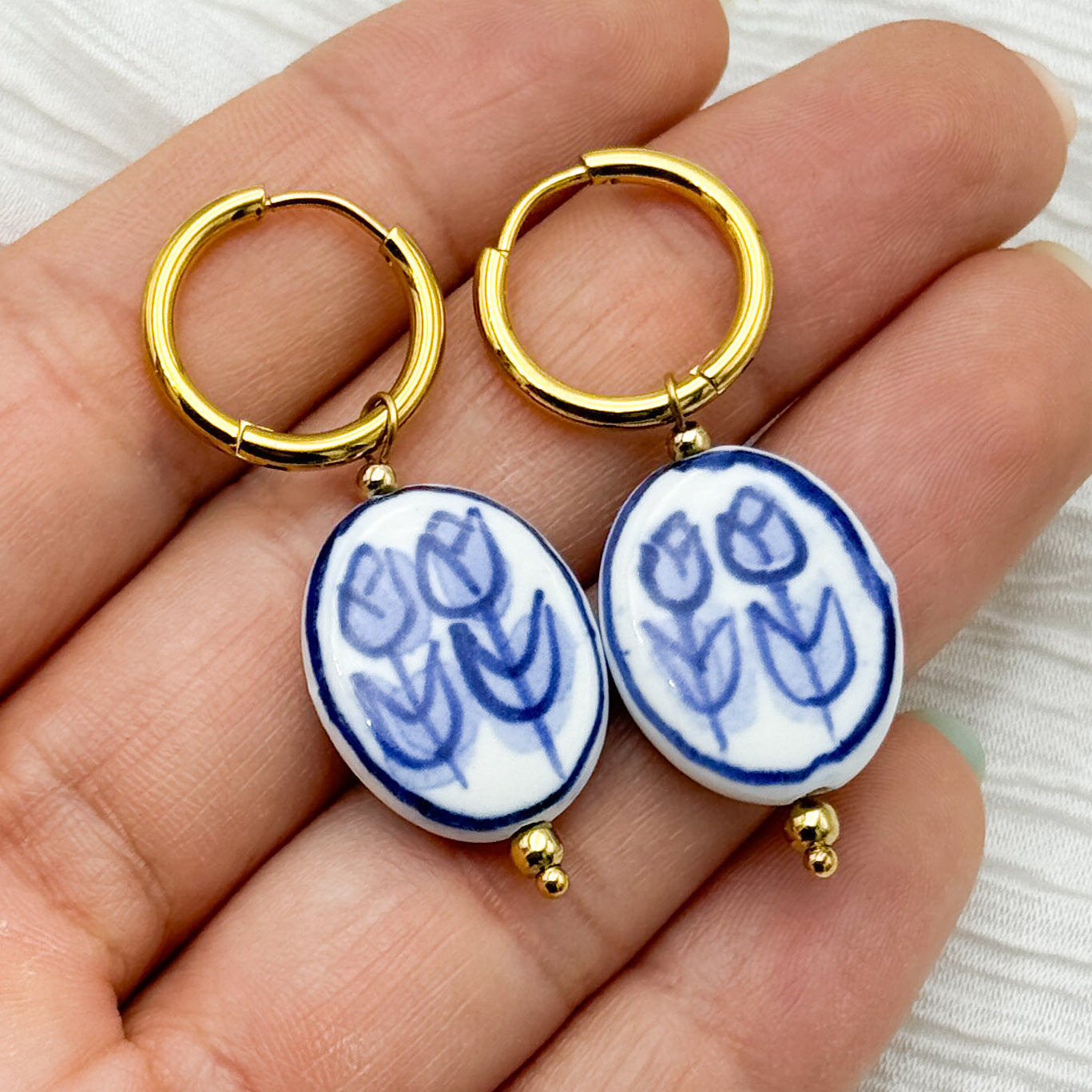 Aros argolla huggie diseño flores bañado en oro