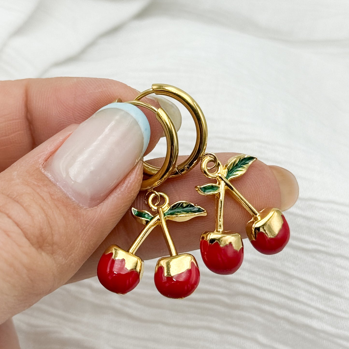 Aros argolla huggie cerezas bañado en oro
