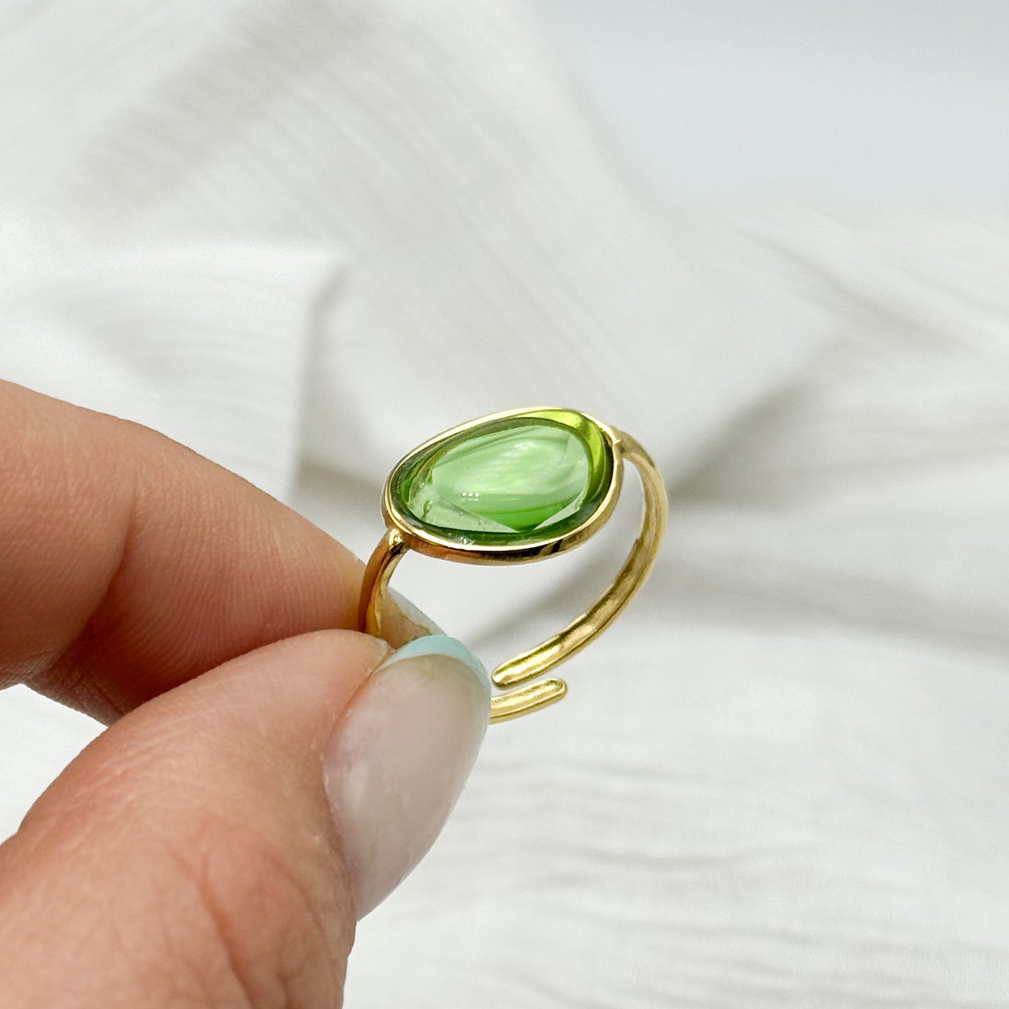 Anillo ajustable cristal verde bañado en oro