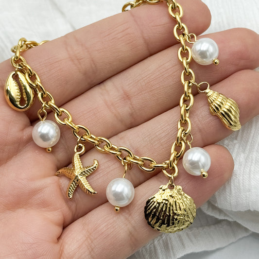 Pulseras conchitas y perlas bañado en oro