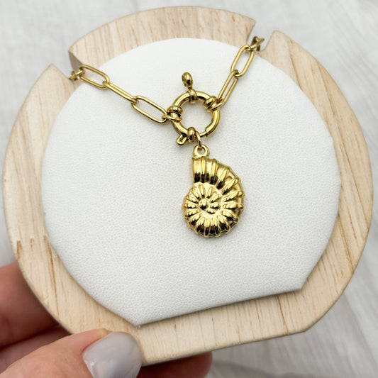Collar de timón conchita bañado en oro