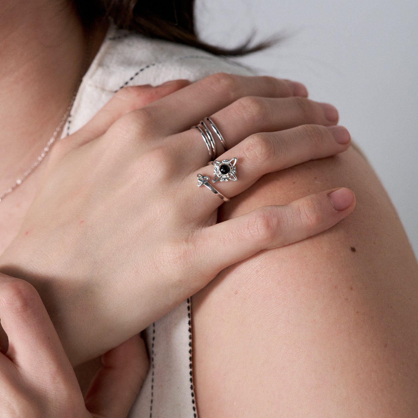 Anillo ajustable nudo de bruja