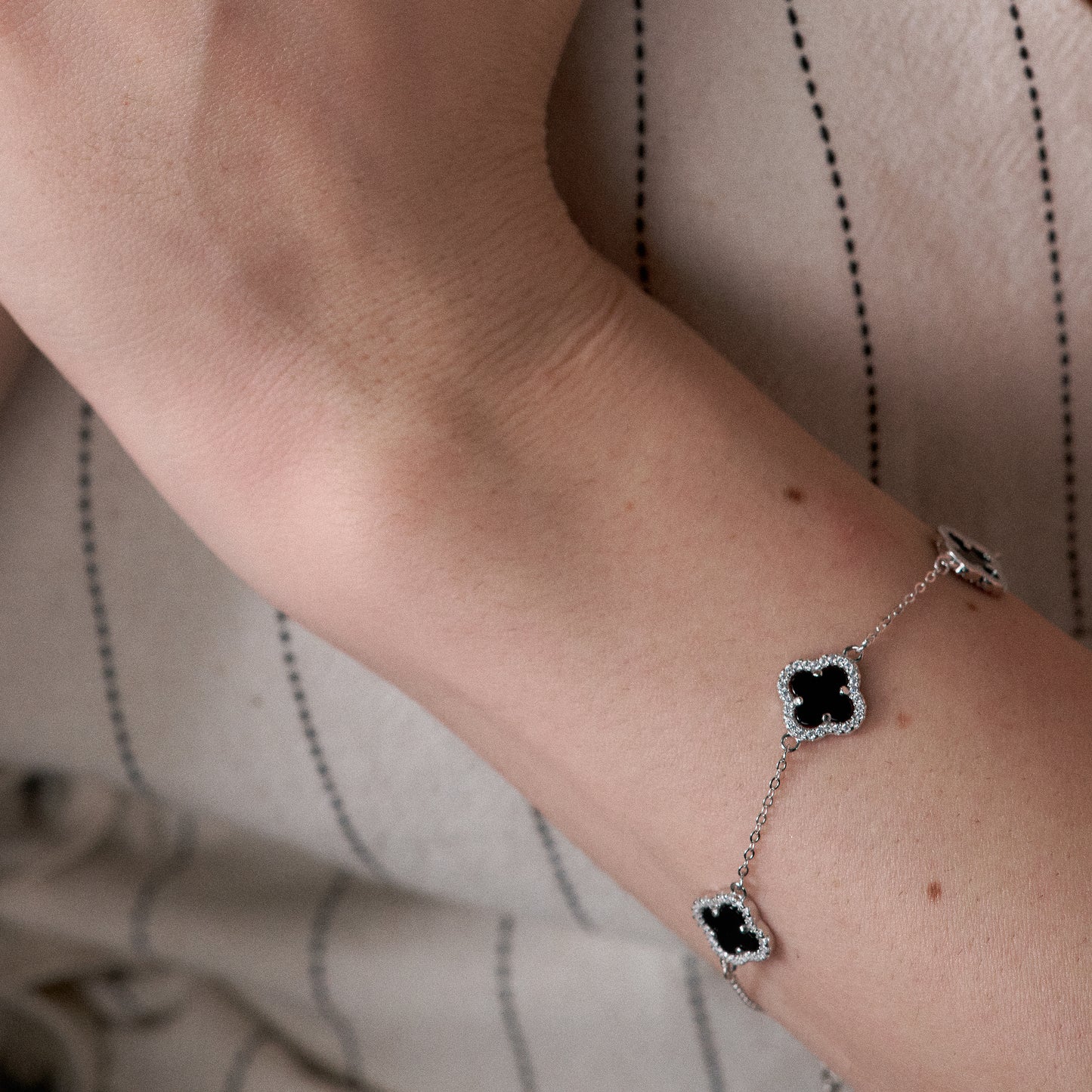 Pulsera trébol negro